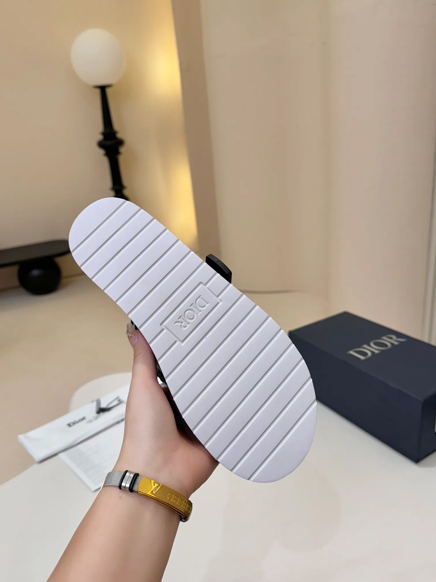 [Dior] P: 300💰 -Size: 38-46 Dior Dior D’s classic men’s slippers, high-end boutique, original material, pure cotton printed canvas upper, fine workmanship, super soft sole, casual, loose and comfortable, a must-have in summer!